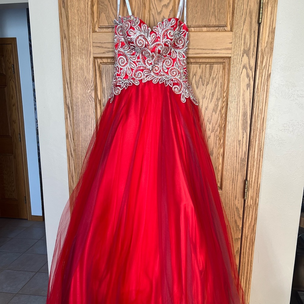 Tony Bowls Like New Beutiful Red Prom Dress, Size 2